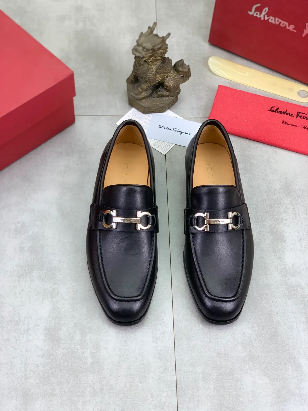 Men's Men's Shoes 💰P560💰[New Style] Water-dyed Niuli 🆘[Salvatore Ferragamo] Ferragamo's latest casual business leather shoes for men! Listed simultaneously! The fabric is made of specially imported original calfskin, the lining is made of imported water-dyed cowhide, and the original combination outsole is absolutely luxurious and leads the fashion trend. Matching code: 39-44 (45 46 customized) 2️⃣ colors available